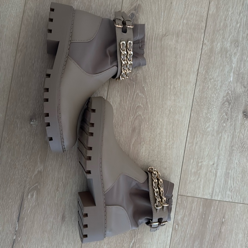 NEW JONES NEW YORK Ollee Chain Link Ankle Boots, Cream (Size 9 1/2 M)